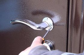 Замена дверной ручки металлической двери в Козельске