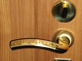 Замена дверной ручки входной двери в Козельске