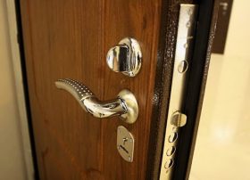 Замена входной двери в квартире в Козельске