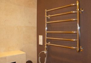 Установка электрического полотенцесушителя в ванной в Козельске